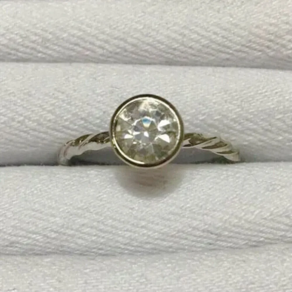 Silver Plated Ring Size 7.75 Twist Band Glass Rhinestone